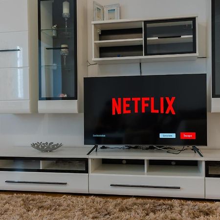 Cozy & Spacious 2Br Apartment With Netflix Bukarest Eksteriør billede