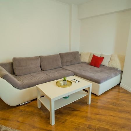 Cozy & Spacious 2Br Apartment With Netflix Bukarest Eksteriør billede