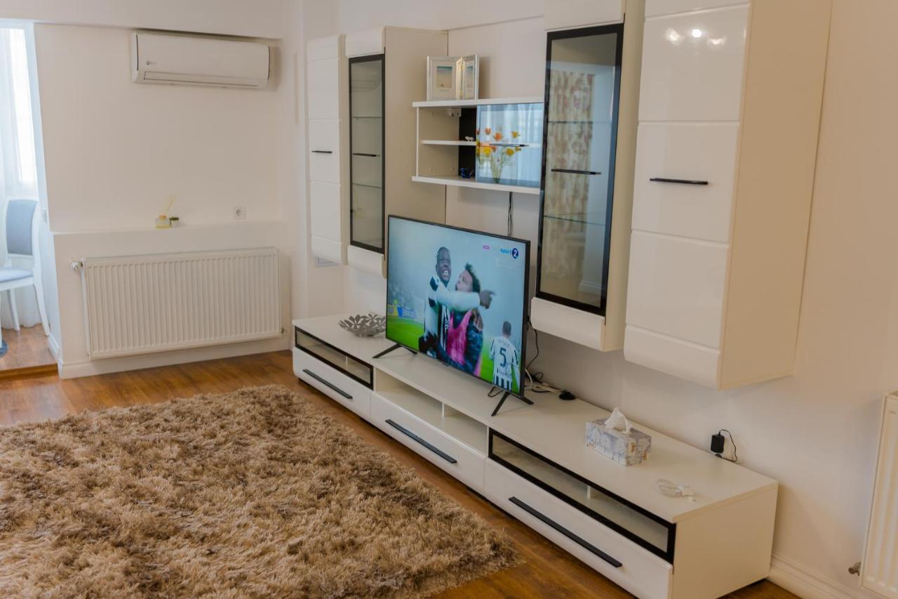 Cozy & Spacious 2Br Apartment With Netflix Bukarest Eksteriør billede
