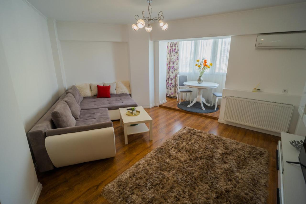 Cozy & Spacious 2Br Apartment With Netflix Bukarest Eksteriør billede