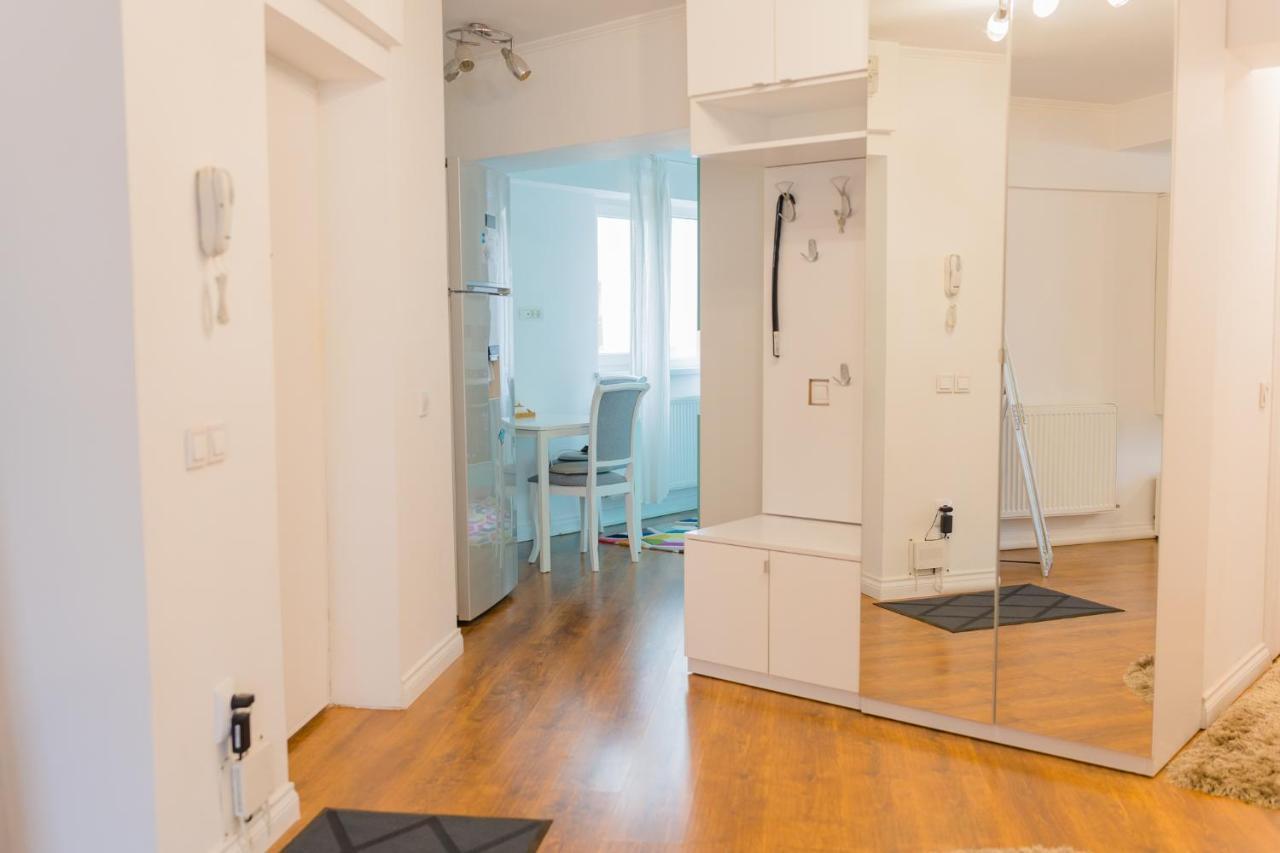 Cozy & Spacious 2Br Apartment With Netflix Bukarest Eksteriør billede