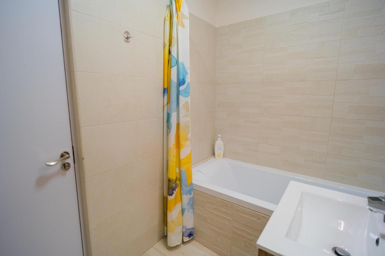 Cozy & Spacious 2Br Apartment With Netflix Bukarest Eksteriør billede