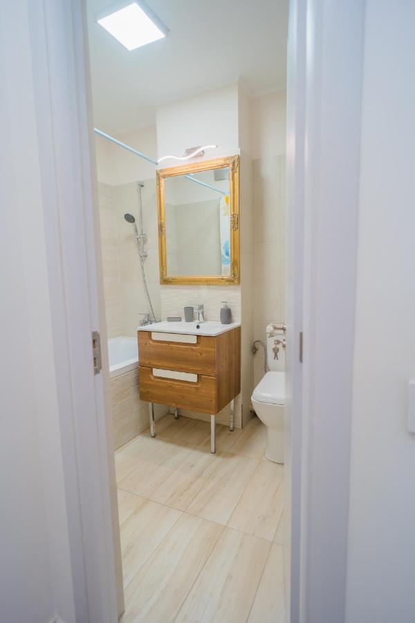 Cozy & Spacious 2Br Apartment With Netflix Bukarest Eksteriør billede