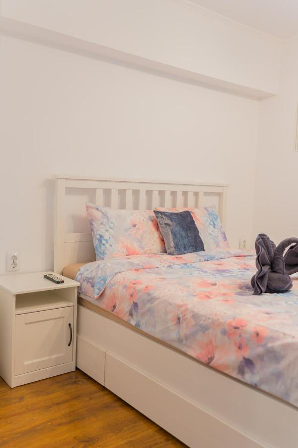 Cozy & Spacious 2Br Apartment With Netflix Bukarest Eksteriør billede