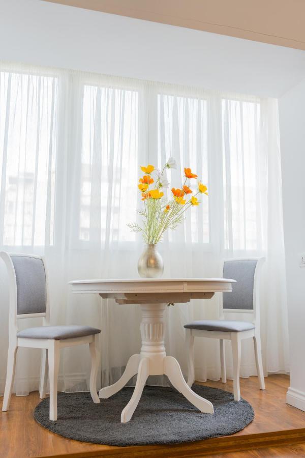 Cozy & Spacious 2Br Apartment With Netflix Bukarest Eksteriør billede