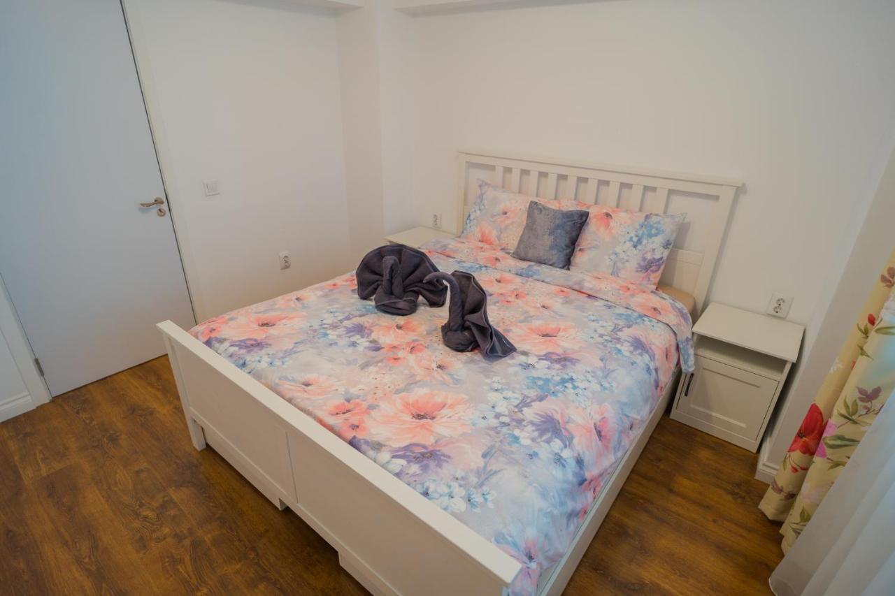Cozy & Spacious 2Br Apartment With Netflix Bukarest Eksteriør billede