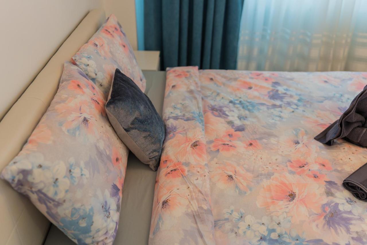Cozy & Spacious 2Br Apartment With Netflix Bukarest Eksteriør billede