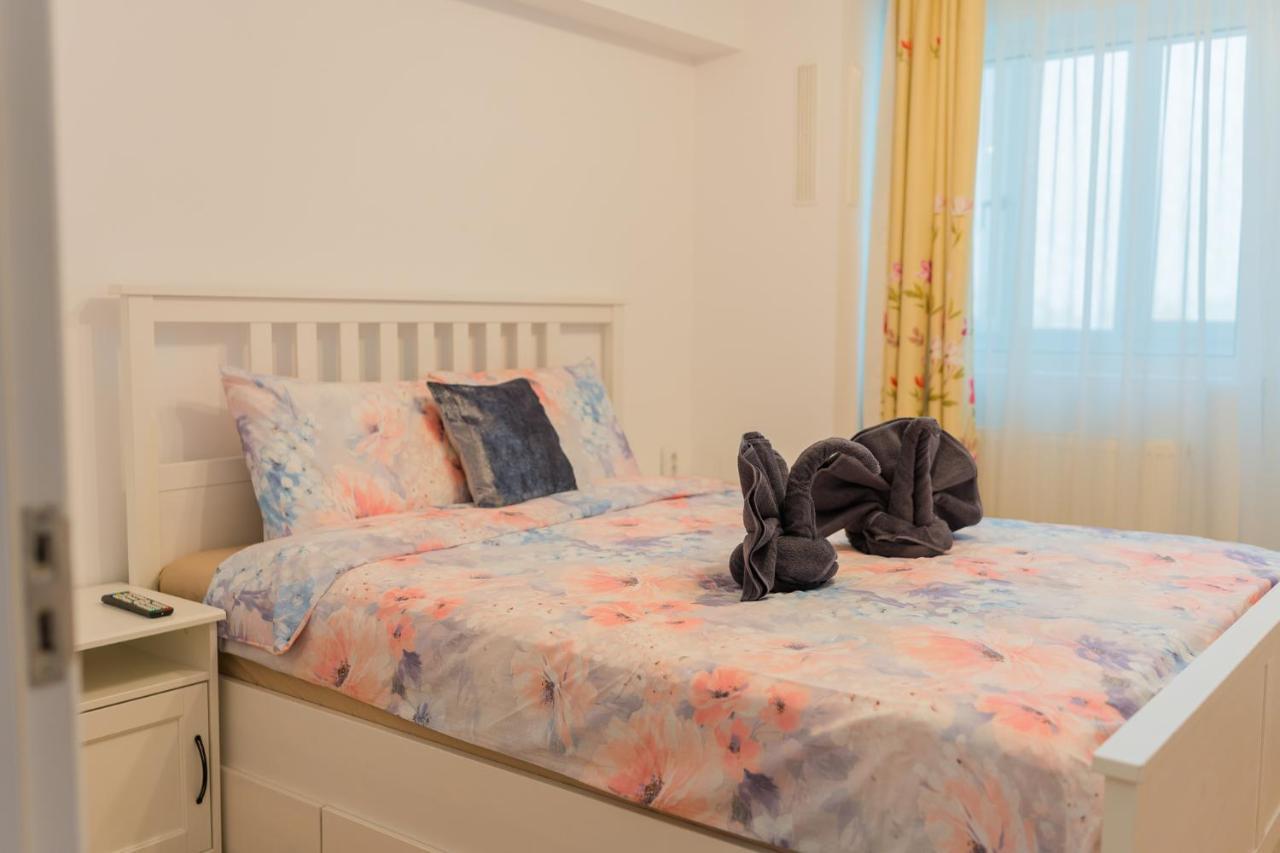 Cozy & Spacious 2Br Apartment With Netflix Bukarest Eksteriør billede