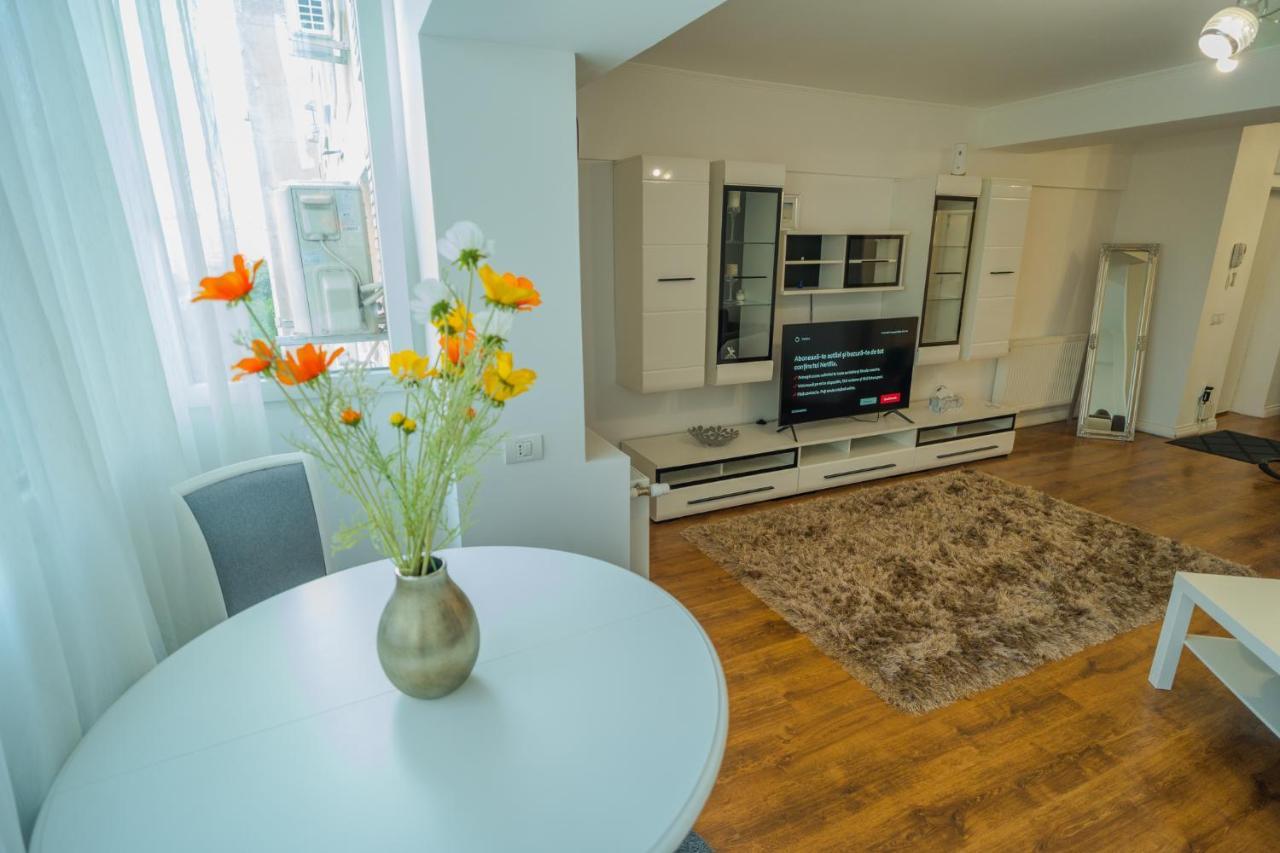 Cozy & Spacious 2Br Apartment With Netflix Bukarest Eksteriør billede