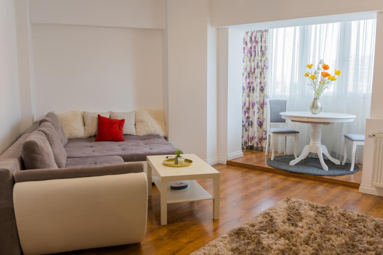 Cozy & Spacious 2Br Apartment With Netflix Bukarest Eksteriør billede