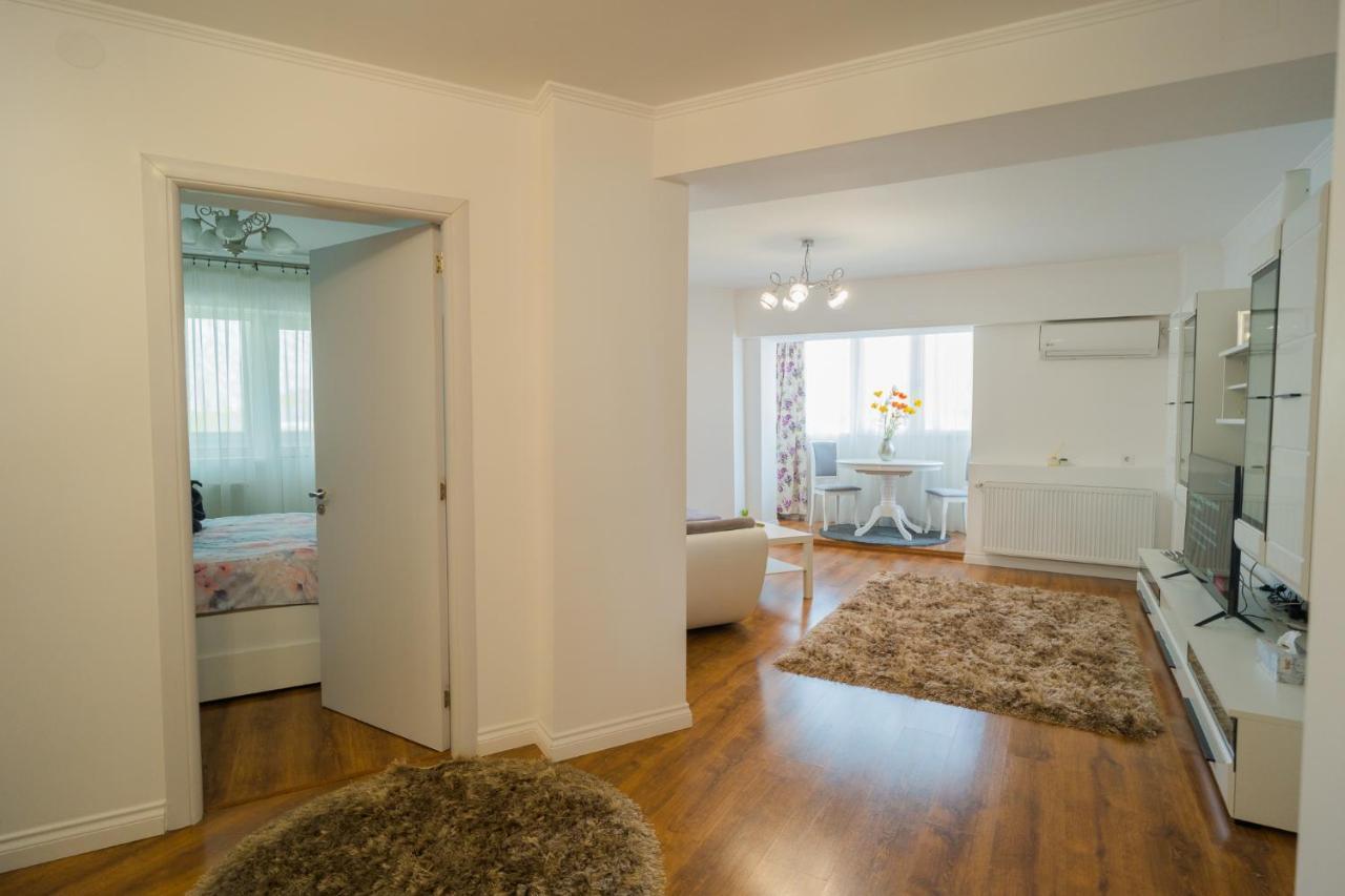 Cozy & Spacious 2Br Apartment With Netflix Bukarest Eksteriør billede