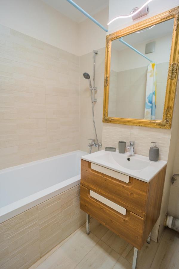 Cozy & Spacious 2Br Apartment With Netflix Bukarest Eksteriør billede
