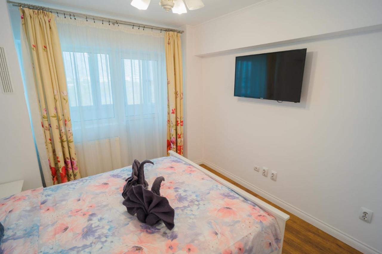 Cozy & Spacious 2Br Apartment With Netflix Bukarest Eksteriør billede