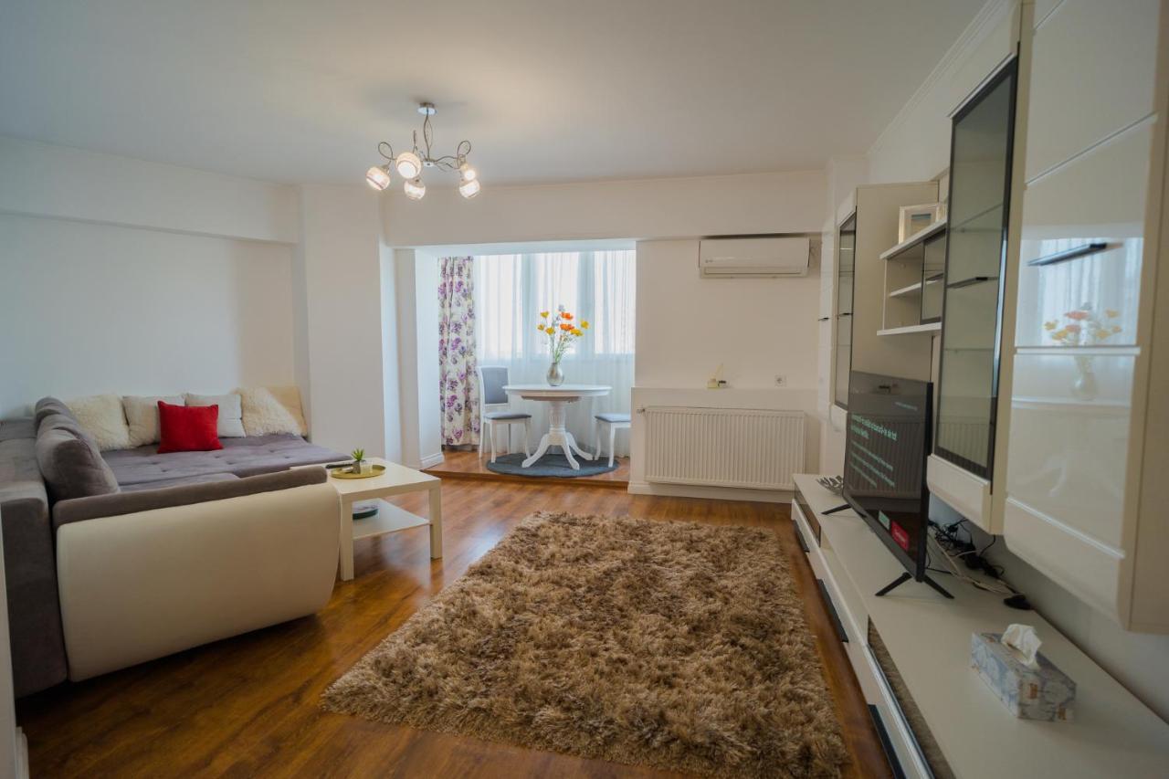 Cozy & Spacious 2Br Apartment With Netflix Bukarest Eksteriør billede